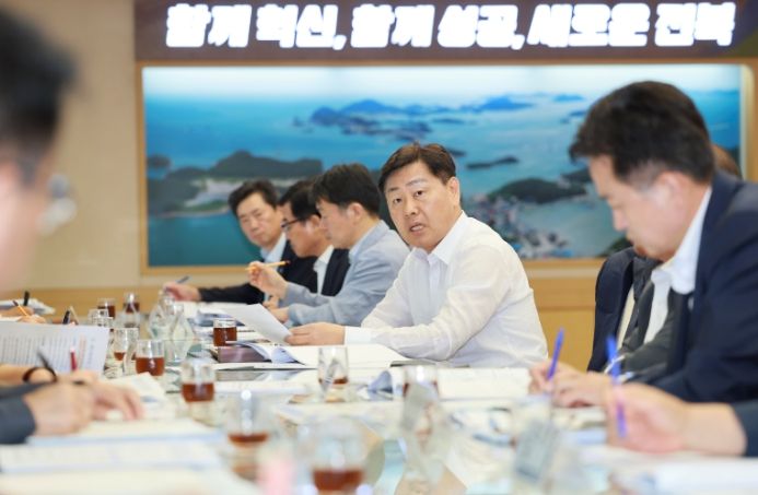 9일 전북특별지치도청 회의실에서 열린 제22회 세계한인비즈니스대회 주요분야 점검회의에 김관영 도지사를 비롯하여 분야별 실국장이 점검회의를 갖고 있다.