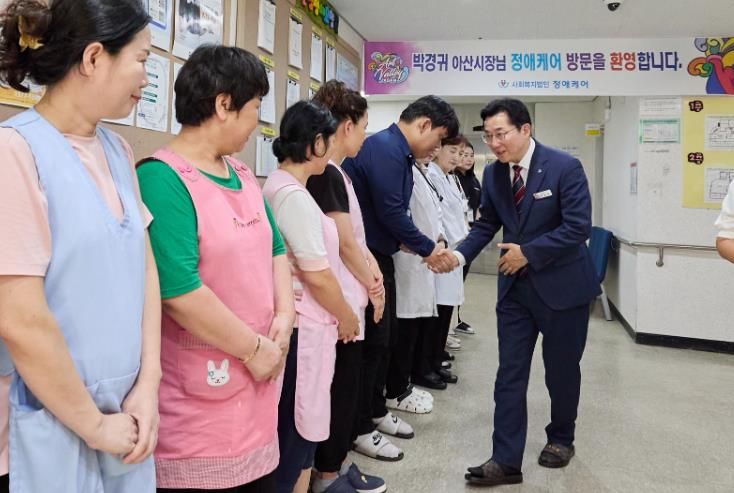 박경귀 아산시장, 복지시설 위문 방문…따뜻한 마음 전하고 격려
