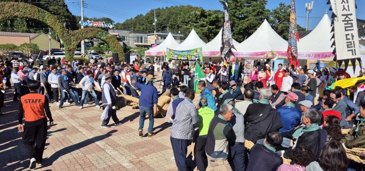 ‘통합 청주시 10주년’ 청원생명축제서 화합 줄다리기 열려