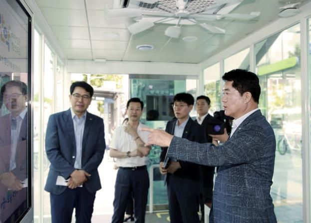 스마트복합쉼터 내부를 둘러보는 박준희 관악구청장