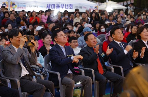 진교훈 서울 강서구청장(맨 뒤 오른쪽 세 번째)이 어린이축구대회에 참석해 아이들에게 공을 던져주고 있다.
