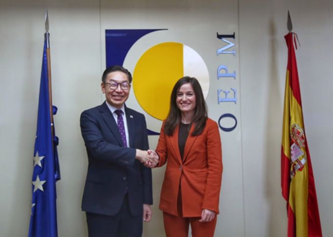 김완기 특허청장(왼쪽)이 3월 6일 엘리사 로드리게스 오르티스(Elisa Rodríguez Ortiz) 스페인 특허상표청(SPTO) 청장(오른쪽)과 청장회담 후 기념촬영을 하고 있다.