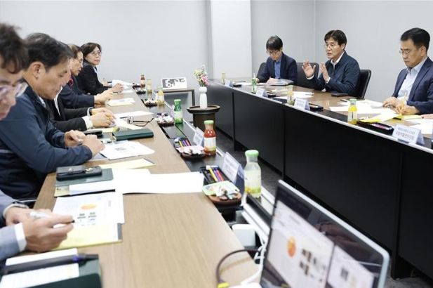 김형렬 행복청장(오른쪽 테이블 가운데)이 국립어린이박물관 어린이날 행사 준비상황을 최종점검하고 있다.