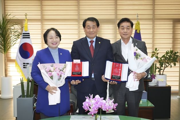 안동시의회 권기윤·정복순의원 2025년 경상북도 의정봉사대상 수상