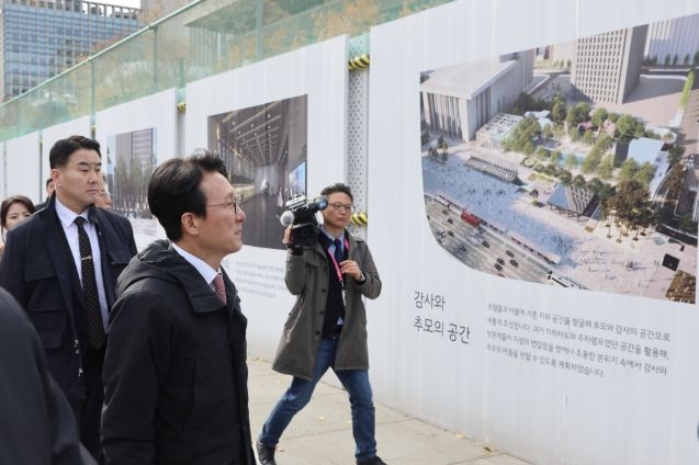 김민석 국무총리가 17일 광화문광장에 조성중인 '감사의 정원' 공사 현장을 방문, 외곽 펜스에 그려진 조감도를 살펴보고 있다.