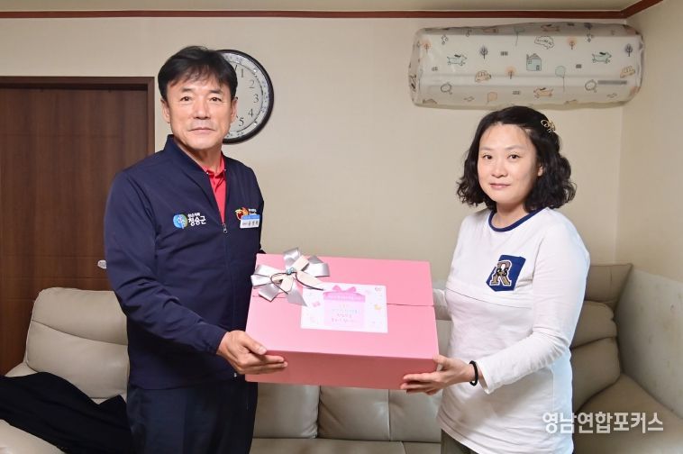 청송군, 여섯째 아이 출산 가정 축하...출산 지원 정책 눈길