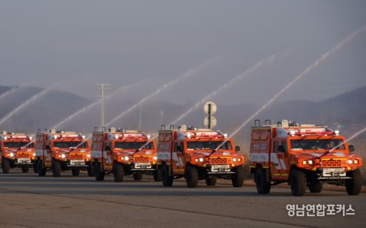 국산 군용차를 기반으로 제작한 다목적산불진화차량 시연