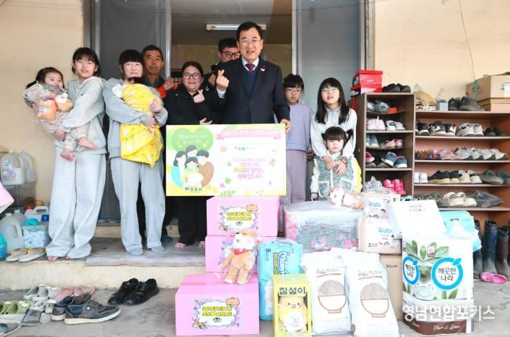 지난 3일 오후, 주낙영 경주시장이 효현동의 일곱째 자녀 출산 가정을 찾아 축하 인사를 전하고 기념촬영을 하고 있다.