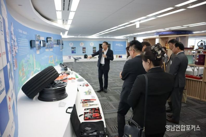 웨이하이시 정부 주한 경제무역대표처 우건성 부대표가 웨이하이 기업 제품에 대한 설명을 하고 있다.