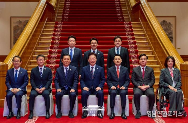 이재명 대통령이 4월 7일 청와대에서 여·야·정 민생경제 협의체 회담에 앞서 참석자들과 기념촬영하고 있다.
<p> </p>
<p>(청와대)